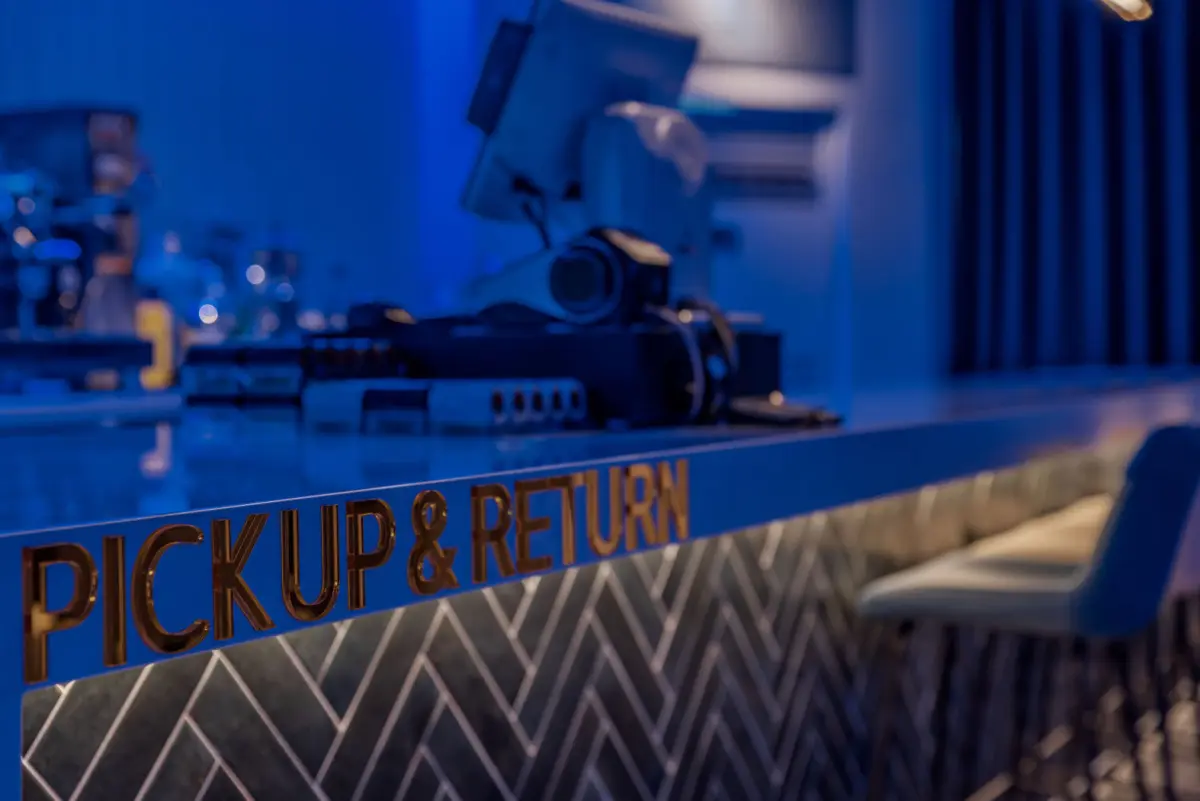 골드 레터링이 돋보이는 홀덤펍 바 디테일